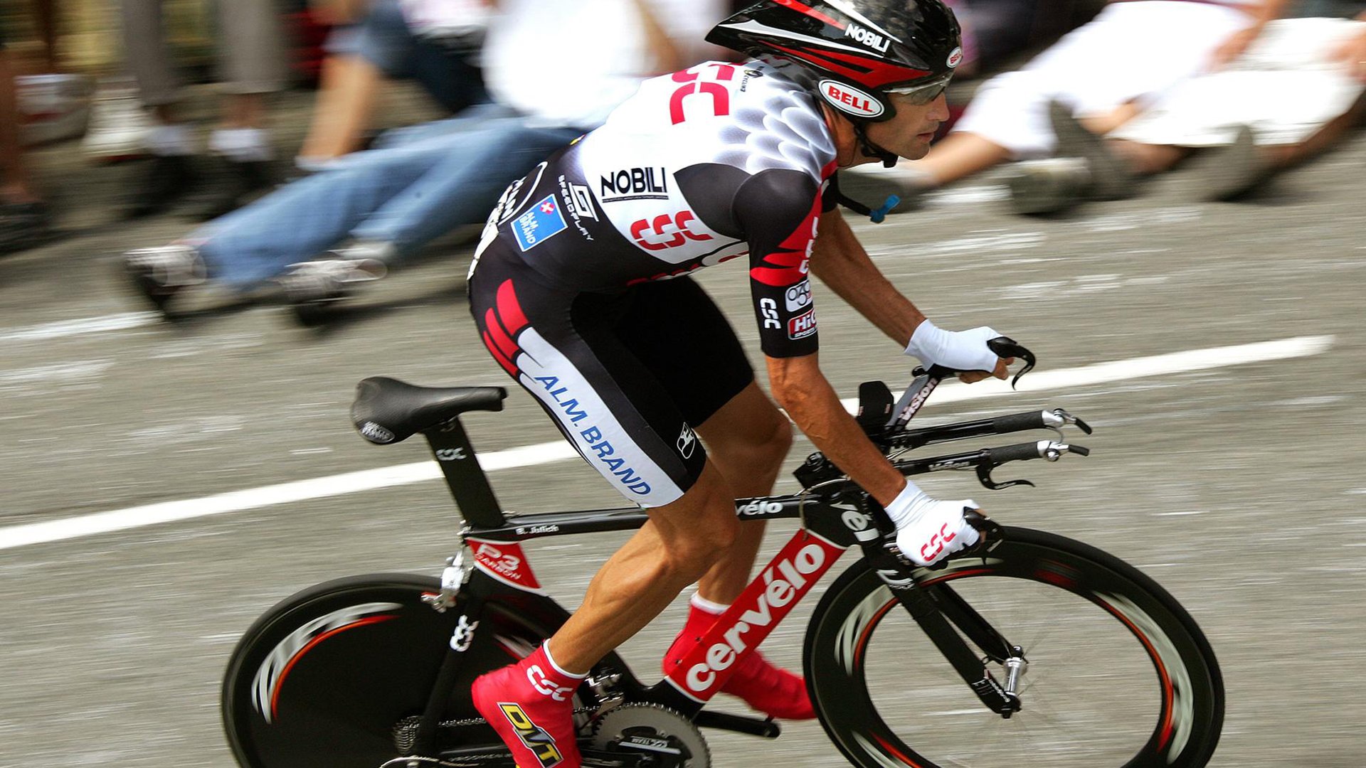 盲跑道正式启用 视障人士与引导员完成首秀